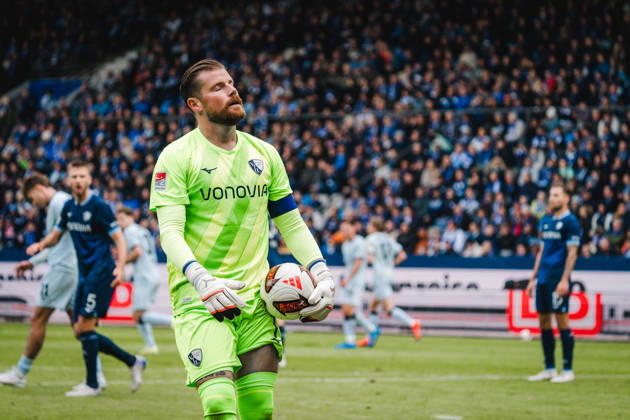 Bochum, Deutschland 11. Oktober 2026: 2. Bundesliga - 2026 2027 - 7. Spieltag - VfL Bochum 1848 gegen DSC Arminia Bielefeld Im Bild: Torhüter Timo Horn (BOC) blickt nach geklärten Angriffe von Arminia Bielefeld enttäuscht nach oben DFL DFB regulations prohibit any use of photographs as image sequences and or quasi-video. Vonovia Ruhrstadion Nordrhein Westfalen Copyright: xFotostandx xGraebex