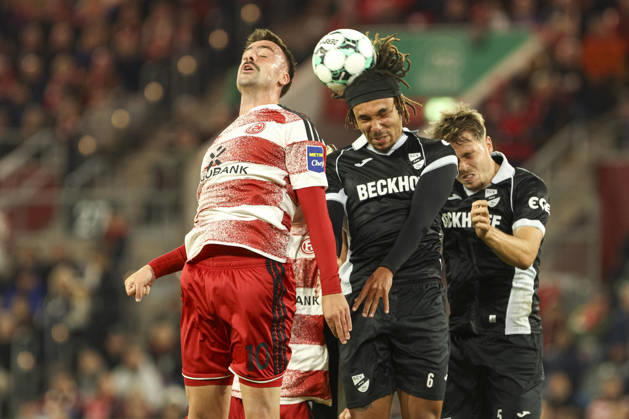 Philipp Foerster (Fortuna Duesseldorf) und Joshua Eze (SC Verl) im Zweikampf waehrend des Spiels der 3. Liga zwischen Fortuna Duesseldorf und SC Verl, Merkur Spiel-Arena am 11. October 2026 in Duesseldorf, Deutschland. (Foto von Oliver Kaelke DeFodi Images) +++ Philipp Foerster (Fortuna Duesseldorf) und Joshua Eze (SC Verl) battle for the ball during the 3. Liga match between Fortuna Duesseldorf and SC Verl at Merkur Spiel-Arena on October 11, 2026 in Dusseldorf, Germany. (Photo by Oliver Kaelke DeFodi Images) DFB DFL REGULATIONS PROHIBIT ANY USE OF PHOTOGRAPHS AS IMAGE SEQUENCES AND OR QUASI-VIDEO. (Photo by Oliver Kaelke DeFodi Images) -