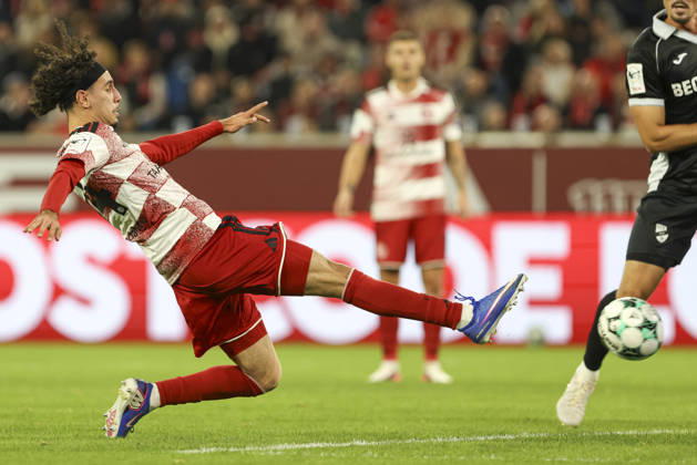 Anas Slimani (Fortuna Duesseldorf) in Aktion, am Ball, Einzelaktion waehrend des Spiels der 3. Liga zwischen Fortuna Duesseldorf und SC Verl, Merkur Spiel-Arena am 11. October 2026 in Duesseldorf, Deutschland. (Foto von Oliver Kaelke DeFodi Images) +++ Anas Slimani (Fortuna Duesseldorf) controls the ball during the 3. Liga match between Fortuna Duesseldorf and SC Verl at Merkur Spiel-Arena on October 11, 2026 in Dusseldorf, Germany. (Photo by Oliver Kaelke DeFodi Images) DFB DFL REGULATIONS PROHIBIT ANY USE OF PHOTOGRAPHS AS IMAGE SEQUENCES AND OR QUASI-VIDEO. (Photo by Oliver Kaelke DeFodi Images) -