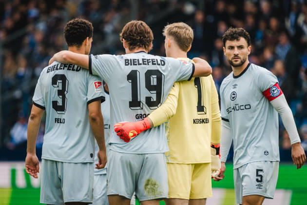 Bochum, Deutschland 11. Oktober 2026: 2. Bundesliga - 2026 2027 - 7. Spieltag - VfL Bochum 1848 gegen DSC Arminia Bielefeld Im Bild: Joel Felix (DSC) in den Armen von Mitspieler Maximilian Großer Grosser (DSC) der noch Torhüter Jonas Kersken (DSC) in den Armen hat daneben Kapitän Maximilian Bauer (DSC) DFL DFB regulations prohibit any use of photographs as image sequences and or quasi-video. Vonovia Ruhrstadion Nordrhein Westfalen Copyright: xFotostandx xGraebex