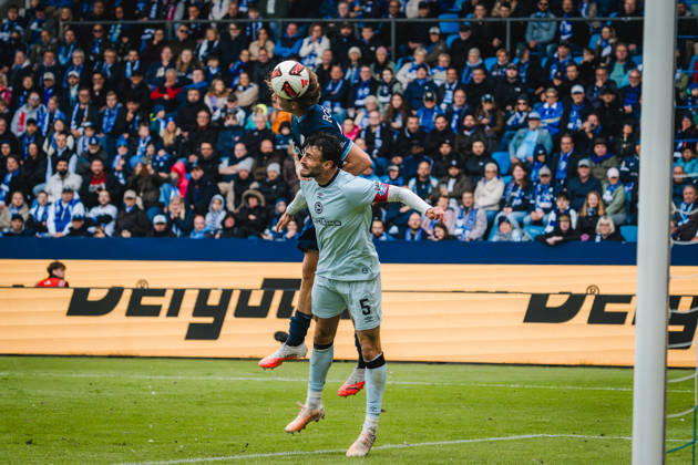 Bochum, Deutschland 11. Oktober 2026: 2. Bundesliga - 2026 2027 - 7. Spieltag - VfL Bochum 1848 gegen DSC Arminia Bielefeld Im Bild: v. li. im Zweikampf Mats Pannewig (BOC) und Maximilian Bauer (DSC) DFL DFB regulations prohibit any use of photographs as image sequences and or quasi-video. Vonovia Ruhrstadion Nordrhein Westfalen Copyright: xFotostandx xGraebex