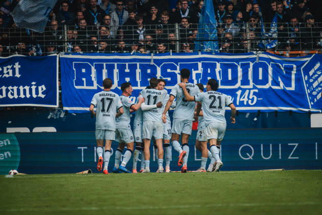 Bochum, Deutschland 11. Oktober 2026: 2. Bundesliga - 2026 2027 - 7. Spieltag - VfL Bochum 1848 gegen DSC Arminia Bielefeld Im Bild: Die Mannschaft von Arminia Bielefeld Torjubel nach dem 0:1 Treffer vor der Ostkurve vom VFL Bochum dort hängt ein Banner mit der auf Schrift Ruhrstadion DFL DFB regulations prohibit any use of photographs as image sequences and or quasi-video. Copyright: xFotostandx xGraebex
