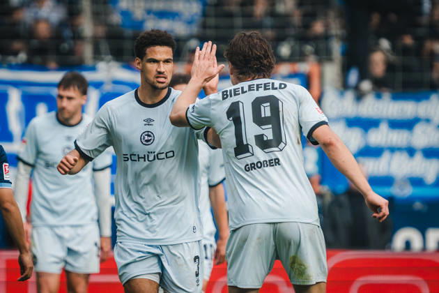 Bochum, Deutschland 11. Oktober 2026: 2. Bundesliga - 2026 2027 - 7. Spieltag - VfL Bochum 1848 gegen DSC Arminia Bielefeld Im Bild: Joel Felix (DSC) klatscht mit Spieler Maximilian Großer Grosser (DSC) nach 0:1 Treffer gegen den VFL Bochum DFL DFB regulations prohibit any use of photographs as image sequences and or quasi-video. Vonovia Ruhrstadion Nordrhein Westfalen Copyright: xFotostandx xGraebex