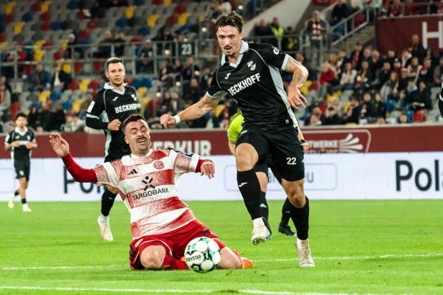 Deutschland: 3. Liga 2026 2027 Fortuna Düsseldorf vs. SC Verl 8. Spieltag 12.10.2026 Merkur Spiel-Arena (Nordrhein-Westfalen) Philipp Forster (Fortuna Dusseldorf, 10) Noah Konig (SC Verl, 22) Zweikampf Duell Copyright: xCelinaxLeiersx