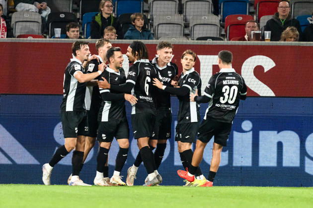 Deutschland: 3. Liga 2026 2027 Fortuna Düsseldorf vs. SC Verl 8. Spieltag 12.10.2026 Merkur Spiel-Arena (Nordrhein-Westfalen) Tor zum 1:1 durch Tim Heike (SC Verl, 25) Jubel Freude Emotionen Torjubel Almin Mesanovic (SC Verl, 30) Joshua Eze (SC Verl, 6) Copyright: xCelinaxLeiersx