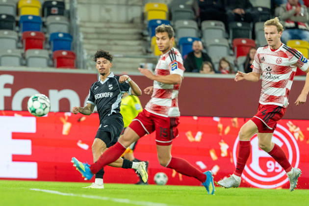 Andre Leipold (SC Verl, 20) flankt in den Strafraum, 15f95 und Lukas Bornschein (Fortuna Düsseldorf, 04) kommen zu spaet Fortuna Duesseldorf vs. SC Verl, Fussball, 3.Liga, 8.Spieltag, Saison 2026 27, 12.10.2026, DFL REGULATIONS PROHIBIT ANY USE OF PHOTOGRAPHS AS IMAGE SEQUENCES AND OR QUASI-VIDEO, Fortuna Duesseldorf vs. SC Verl, Fussball, 3.Liga, 8.Spieltag, Saison 2026 27, 12.10.2026 Düsseldorf Copyright: xEibner-Pressefoto LukasxBaldygax EP_LBA