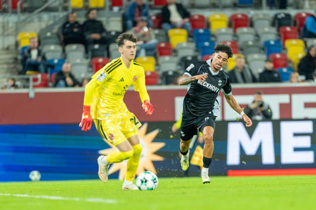 Louis Lord (Fortuna Düsseldorf, 22) am Ball wird angelaufen von Andre Leipold (SC Verl, 20) Fortuna Duesseldorf vs. SC Verl, Fussball, 3.Liga, 8.Spieltag, Saison 2026 27, 12.10.2026, DFL REGULATIONS PROHIBIT ANY USE OF PHOTOGRAPHS AS IMAGE SEQUENCES AND OR QUASI-VIDEO, Fortuna Duesseldorf vs. SC Verl, Fussball, 3.Liga, 8.Spieltag, Saison 2026 27, 12.10.2026 Düsseldorf Copyright: xEibner-Pressefoto LukasxBaldygax EP_LBA