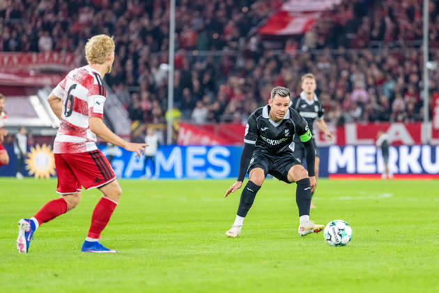 Andreas Mueller (Fortuna Düsseldorf, 06) passt nach vorne, Niko Kijewski (SC Verl, 19) lauert Fortuna Duesseldorf vs. SC Verl, Fussball, 3.Liga, 8.Spieltag, Saison 2026 27, 12.10.2026, DFL REGULATIONS PROHIBIT ANY USE OF PHOTOGRAPHS AS IMAGE SEQUENCES AND OR QUASI-VIDEO, Fortuna Duesseldorf vs. SC Verl, Fussball, 3.Liga, 8.Spieltag, Saison 2026 27, 12.10.2026 Düsseldorf Copyright: xEibner-Pressefoto LukasxBaldygax EP_LBA