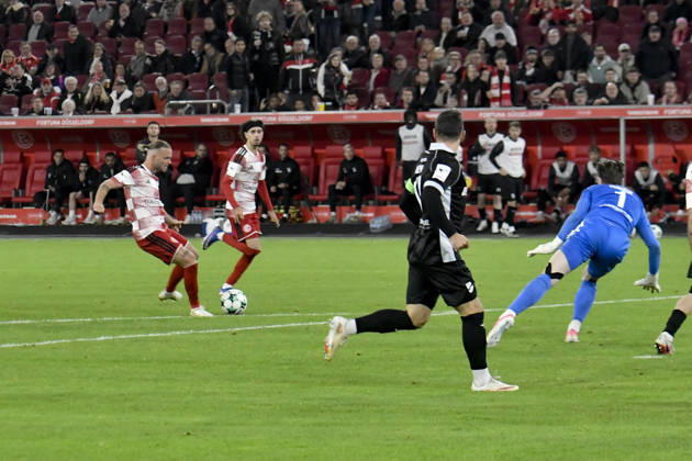 Jorrit Hendrix (Duesseldorf 8) erzielt das Tor zum 2:1 11.10.2026 ¢ Fussball ¢ Fortuna Duesseldorf vs SC Verl, Merkur Spiel-Arena, Duesseldorf, DFB DFL REGULATIONS PROHIBIT ANY USE OF PHOTOGRAPHS AS IMAGE SEQUENCES AND OR QUASI-VIDEO