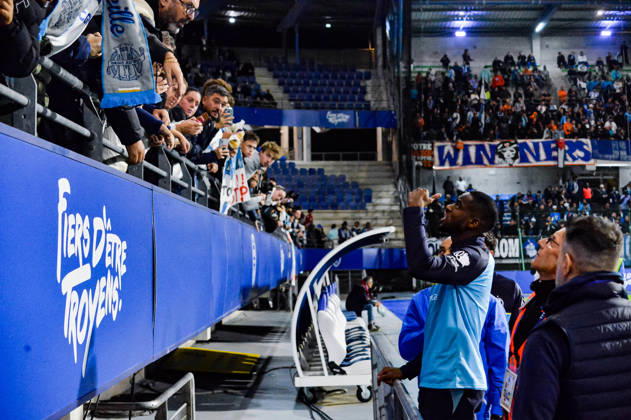 FOOTBALL : ESTAC Troyes vs Olympique de Marseille - Ligue 1 - Journà e 6 - 11 10 2026 Geoffrey Kondogbia (OM) s™explique avec les Supporters de l™OM TroyesFrance Copyright: xBaptistexAutissierx