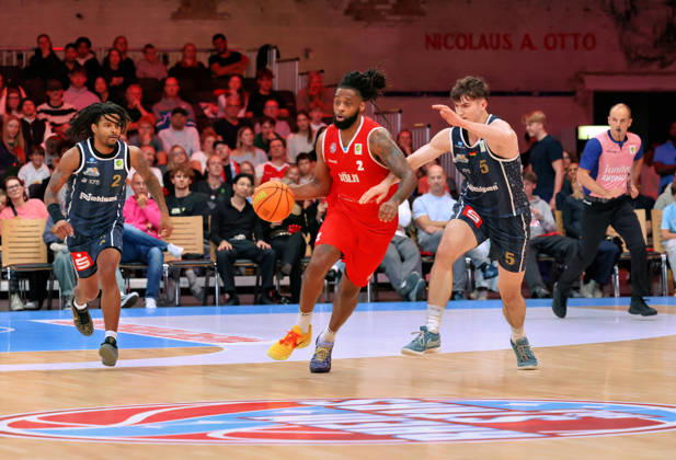 v.l. Corey McKeithan (Eisbaeren Bremerhaven 02), Kristopher Monroe (RheinStars Koeln 02), Benjamin Zintz (Eisbaeren Bremerhaven 05) GER, RheinStars Koeln vs. Eisbaeren Bremerhaven, Basketball, ProA, 4. Spieltag, Spielzeit 2026 2027, 11.10.2026 GER, RheinStars Koeln vs. Eisbaeren Bremerhaven, Basketball, ProA, 4. Spieltag, Spielzeit 2026 2027, 11.10.2026 RheinStars Koeln Copyright: xEibner-Pressefoto ThomasxStoeckerx EP_TSR