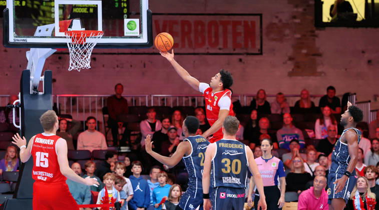 v.l. Bjoern Rohwer (RheinStars Koeln 15), Jeremiah Oden (Eisbaeren Bremerhaven 25), Vincent Friederici (Eisbaeren Bremerhaven 30), Maximillian Begue (RheinStars Koeln 09) beim Korbwurf, Carlos Carter (Eisbaeren Bremerhaven 06) GER, RheinStars Koeln vs. Eisbaeren Bremerhaven, Basketball, ProA, 4. Spieltag, Spielzeit 2026 2027, 11.10.2026 GER, RheinStars Koeln vs. Eisbaeren Bremerhaven, Basketball, ProA, 4. Spieltag, Spielzeit 2026 2027, 11.10.2026 RheinStars Koeln Copyright: xEibner-Pressefoto ThomasxStoeckerx EP_TSR