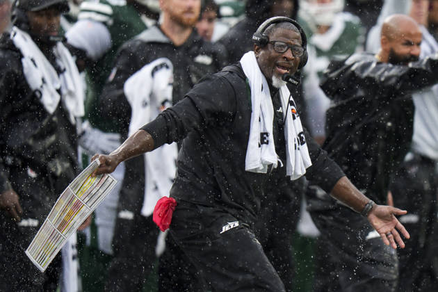 Oct 11, 2026; East Rutherford, NJ, USA; New York Jets head coach Aaron Glenn reacts during an NFL, American Football Herren, USA game against the Cleveland Browns at MetLife Stadium. Mandatory Credit: -Cal Media NFL 2026: Browns Vs Jets OCT 11  - ZUMAc04_ 20261011_zma_c04_036 Copyright: xChrisxSzagolax