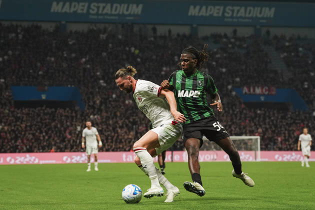 Milan s Adrien Rabiot fights for the ball with Sassuolo™s Darryl Bakola during the Serie A soccer match between Sassuolo and Milan at the Mapei Stadium in Reggio Emilia, north Italy - Sunday, October 11, 2026 - Copyright: xMassimoxPaolone LaPressex