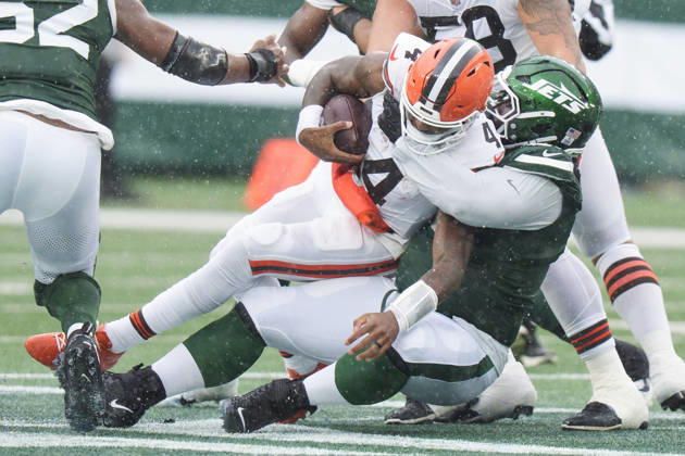 Oct 11, 2026; East Rutherford, NJ, USA; New York Jets defensive lineman Jowon Briggs (91) gets a sack of Cleveland Browns quarterback Deshaun Watson (4) during an NFL, American Football Herren, USA game at MetLife Stadium. Mandatory Credit: -Cal Media East Rutherford USA - ZUMAc04_ 20261011_zma_c04_057 Copyright: xChrisxSzagolax