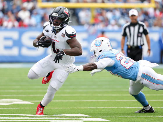 NFL, American Football Herren, USA 2026: Texans Vs Titans OCT 11 Oct 11, 2026; Nashville, TN, USA; Houston Texans running back Woody Marks (4) breaks a tackle uring the NFL regular season game between the Houston Texans and Tennessee Titans at Nissan Stadium. Mandatory Credit: Stephen Furst-Cal Media (Credit Image: Â Stephen Furst Cal Sport Media) Nashville Tn USA EDITORIAL USE ONLY Copyright: xx ZUMA-20261011_zma_c04_045.jpg StephenxFurstx csmphotothree533305
