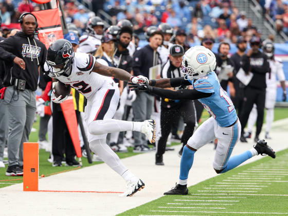 NFL, American Football Herren, USA 2026: Texans Vs Titans OCT 11 Oct 11, 2026; Nashville, TN, USA; Houston Texans wide receiver Nico Collins (12) is pushed out of bounds by Tennessee Titans cornerback Cor dale Flott (18) during the NFL regular season game between the Houston Texans and Tennessee Titans at Nissan Stadium. Mandatory Credit: Stephen Furst-Cal Media (Credit Image: Â Stephen Furst Cal Sport Media) Nashville Tn USA EDITORIAL USE ONLY Copyright: xx ZUMA-20261011_zma_c04_044.jpg StephenxFurstx csmphotothree533306