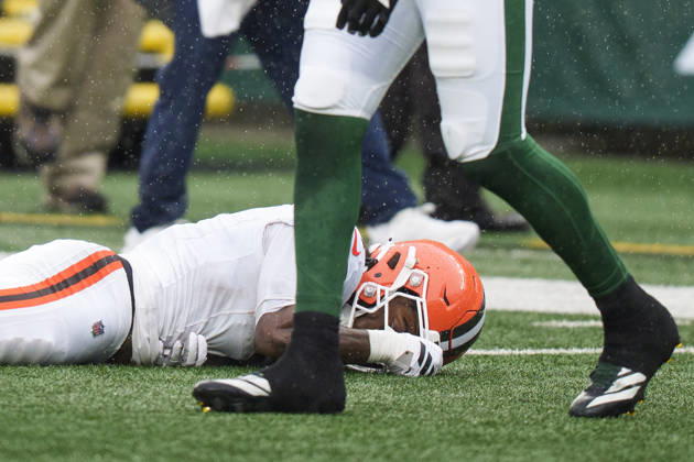 NFL, American Football Herren, USA 2026: Browns Vs Jets OCT 11 Oct 11, 2026; East Rutherford, NJ, USA; Cleveland Browns wide receiver KC Concepcion Jr. (1) lays on the field after getting hit during an NFL game against the New York Jets at MetLife Stadium. Mandatory Credit: Chris Szagola-Cal Media (Credit Image: Â Chris Szagola Cal Sport Media) East Rutherford Nj USA EDITORIAL USE ONLY Copyright: xx ZUMA-20261011_zma_c04_039.jpg ChrisxSzagolax csmphotothree533311