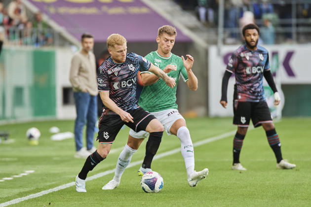 Brack Super League 2026 2027 FC St. Gallen 1879 vs. FC Lausanne St. Gallen, Schweiz St. Gallen, Schweiz, 11. Oktober 2026. Florent Mollet gegen Christian Witzig während des Brack Super League Spiels FC St. Gallen 1879 gegen FC Lausanne-Sport in St. Gallen.