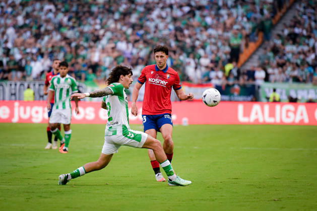 ESP: LaLiga EA Sports Real Betis v CA Osasuna Abel Bretones of Osasuna and Hector Bellerin of Real Betis during LaLiga EA Sports match between Real Betis v CA Osasuna played at Benito Villamarin Stadium, Seville on October 11 2026 in Spain Spain Soccer Copyright: xAgenciaxLOFx