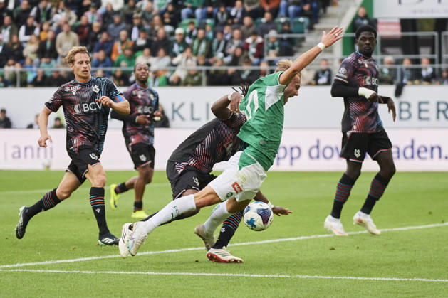 Brack Super League 2026 2027 FC St. Gallen 1879 vs. FC Lausanne St. Gallen, Schweiz St. Gallen, Schweiz, 11. Oktober 2026. Lukas Daschner fällt im Strafraum während des Brack Super League Spiels FC St. Gallen 1879 gegen FC Lausanne-Sport in St. Gallen.