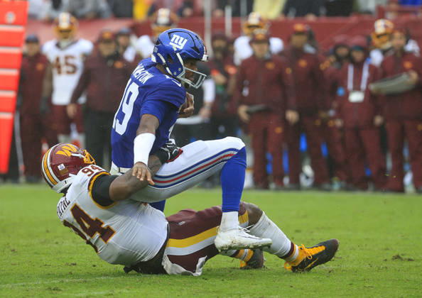 October 11, 2026: New York Giants QB 19 Jameis Winston is sacked by Washington Commanders NT 94 Daron Payne during the Washington Commanders game against the New York Giants at Northwest Stadium in Landover, MD. CSM NFL, American Football Herren, USA 2026: Washington Commanders Vs New York Giants OCT 11  - ZUMAc04_ 20261011_zma_c04_059 Copyright: xJustinxCooperx