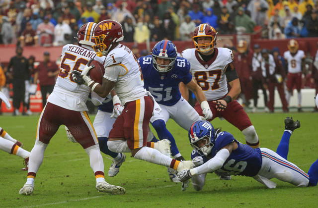 October 11, 2026: Washington Commanders RB 1 Rachaad White is tripped up by New York Giants LB 46 Zaire Barnes during the Washington Commanders game against the New York Giants at Northwest Stadium in Landover, MD. CSM NFL, American Football Herren, USA 2026: Washington Commanders Vs New York Giants OCT 11  - ZUMAc04_ 20261011_zma_c04_061 Copyright: xJustinxCooperx