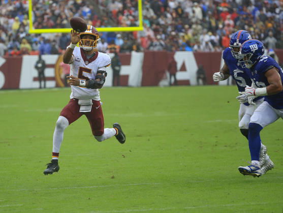 October 11, 2026: Washington Commanders QB 5 Jayden Daniels throws the football away as he runs to the sideline during the Washington Commanders game against the New York Giants at Northwest Stadium in Landover, MD. CSM NFL, American Football Herren, USA 2026: Washington Commanders Vs New York Giants OCT 11 - ZUMAc04_ 20261011_zma_c04_062 Copyright: xJustinxCooperx