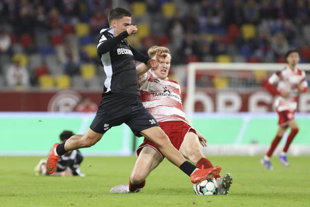 Almin Mesanovic (SC Verl) und Lukas Bornschein (Fortuna Duesseldorf) im Zweikampf waehrend des Spiels der 3. Liga zwischen Fortuna Duesseldorf und SC Verl, Merkur Spiel-Arena am 11. October 2026 in Duesseldorf, Deutschland. (Foto von Oliver Kaelke DeFodi Images) +++ Almin Mesanovic (SC Verl) und Lukas Bornschein (Fortuna Duesseldorf) battle for the ball during the 3. Liga match between Fortuna Duesseldorf and SC Verl at Merkur Spiel-Arena on October 11, 2026 in Dusseldorf, Germany. (Photo by Oliver Kaelke DeFodi Images) DFB DFL REGULATIONS PROHIBIT ANY USE OF PHOTOGRAPHS AS IMAGE SEQUENCES AND OR QUASI-VIDEO. (Photo by Oliver Kaelke DeFodi Images) -