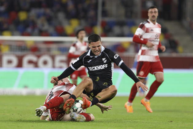 Almin Mesanovic (SC Verl) und Lukas Bornschein (Fortuna Duesseldorf) im Zweikampf waehrend des Spiels der 3. Liga zwischen Fortuna Duesseldorf und SC Verl, Merkur Spiel-Arena am 11. October 2026 in Duesseldorf, Deutschland. (Foto von Oliver Kaelke DeFodi Images) +++ Almin Mesanovic (SC Verl) und Lukas Bornschein (Fortuna Duesseldorf) battle for the ball during the 3. Liga match between Fortuna Duesseldorf and SC Verl at Merkur Spiel-Arena on October 11, 2026 in Dusseldorf, Germany. (Photo by Oliver Kaelke DeFodi Images) DFB DFL REGULATIONS PROHIBIT ANY USE OF PHOTOGRAPHS AS IMAGE SEQUENCES AND OR QUASI-VIDEO. (Photo by Oliver Kaelke DeFodi Images) -