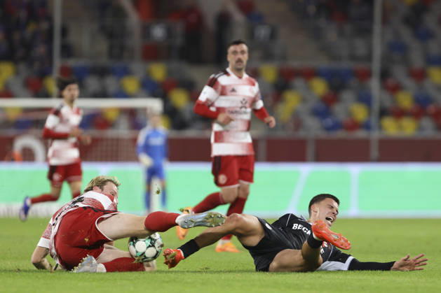 Lukas Bornschein (Fortuna Duesseldorf) und Almin Mesanovic (SC Verl) im Zweikampf waehrend des Spiels der 3. Liga zwischen Fortuna Duesseldorf und SC Verl, Merkur Spiel-Arena am 11. October 2026 in Duesseldorf, Deutschland. (Foto von Oliver Kaelke DeFodi Images) +++ Lukas Bornschein (Fortuna Duesseldorf) und Almin Mesanovic (SC Verl) battle for the ball during the 3. Liga match between Fortuna Duesseldorf and SC Verl at Merkur Spiel-Arena on October 11, 2026 in Dusseldorf, Germany. (Photo by Oliver Kaelke DeFodi Images) DFB DFL REGULATIONS PROHIBIT ANY USE OF PHOTOGRAPHS AS IMAGE SEQUENCES AND OR QUASI-VIDEO. (Photo by Oliver Kaelke DeFodi Images) -