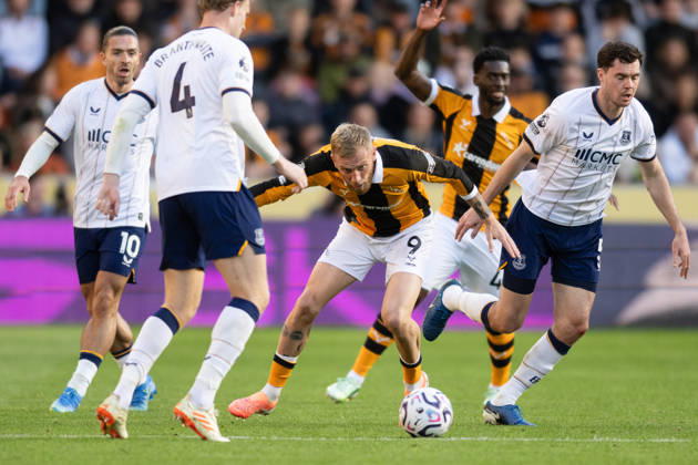 Hull City v Everton Premier League Oliver McBurnie of Hull City takes on the Everton defence during the Premier League match between Hull City and Everton at the MKM Stadium, Hull. 11 10 2026 UK Newspapers OUT Copyright: xMattxWilkinsonx FIL-24041-0209