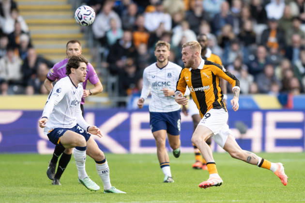 Hull City v Everton Premier League Oliver McBurnie of Hull City takes on an Everton player during the Premier League match between Hull City and Everton at the MKM Stadium, Hull. 11 10 2026 UK Newspapers OUT Copyright: xMattxWilkinsonx FIL-24041-0211
