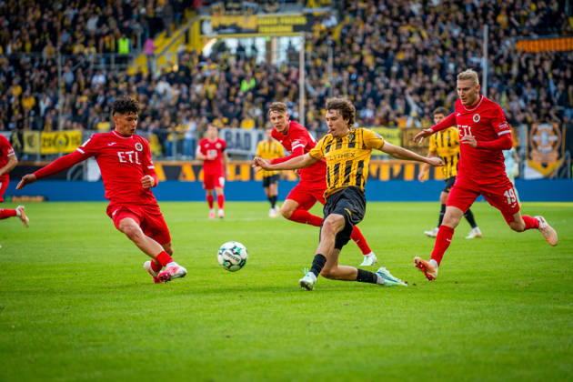 Louis Köster (Alemannia Aachen, 08) im Duell um den Ball TSV Alemannia Aachen vs. FC Viktoria Koeln, Fussball, 3. Liga, 8. Spieltag, Saison 2026 2027, 11.10.2026 DFB REGULATIONS PROHIBIT ANY USE OF PHOTOGRAPHS AS IMAGE SEQUENCES AND OR QUASI-VIDEO TSV Alemannia Aachen vs. FC Viktoria Koeln, Fussball, 3. Liga, 8. Spieltag, Saison 2026 2027, 11.10.2026 Aachen Copyright: xEibner-Pressefoto J.xDerondeaux EP_JDU