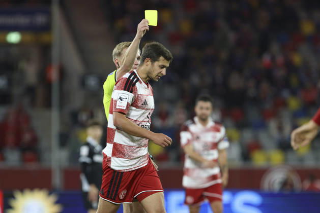 Tim Oberdorf (Fortuna Duesseldorf) erhaelt die gelbe Karte waehrend des Spiels der 3. Liga zwischen Fortuna Duesseldorf und SC Verl, Merkur Spiel-Arena am 11. October 2026 in Duesseldorf, Deutschland. (Foto von Oliver Kaelke DeFodi Images) +++ Tim Oberdorf (Fortuna Duesseldorf) gets the yellow card during the 3. Liga match between Fortuna Duesseldorf and SC Verl at Merkur Spiel-Arena on October 11, 2026 in Dusseldorf, Germany. (Photo by Oliver Kaelke DeFodi Images) DFB DFL REGULATIONS PROHIBIT ANY USE OF PHOTOGRAPHS AS IMAGE SEQUENCES AND OR QUASI-VIDEO. (Photo by Oliver Kaelke DeFodi Images) -