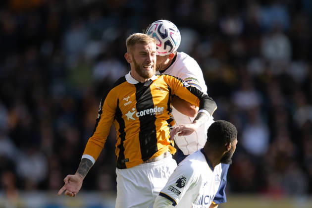 Hull City v Everton Premier League Oliver McBurnie of Hull City in an aerial challenge with James Tarkowski of Everton during the Premier League match between Hull City and Everton at the MKM Stadium, Hull. 11 10 2026 UK Newspapers OUT Copyright: xMattxWilkinsonx FIL-24041-0217