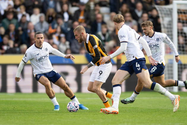 Hull City v Everton Premier League Oliver McBurnie of Hull City takes on Everton players during the Premier League match between Hull City and Everton at the MKM Stadium, Hull. 11 10 2026 UK Newspapers OUT Copyright: xMattxWilkinsonx FIL-24041-0218