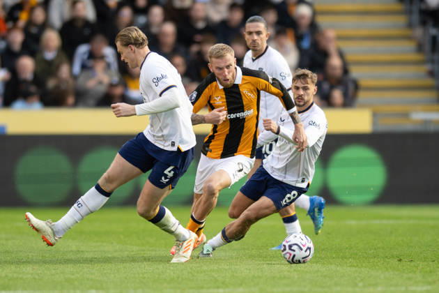 Hull City v Everton Premier League Oliver McBurnie of Hull City takes the ball past Everton players during the Premier League match between Hull City and Everton at the MKM Stadium, Hull. 11 10 2026 UK Newspapers OUT Copyright: xMattxWilkinsonx FIL-24041-0219