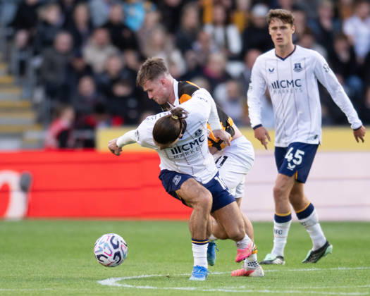 Hull City v Everton Premier League Joe Gelhardt of Hull City challenges Jack Grealish of Everton during the Premier League match between Hull City and Everton at the MKM Stadium, Hull. 11 10 2026 UK Newspapers OUT Copyright: xMattxWilkinsonx FIL-24041-0223