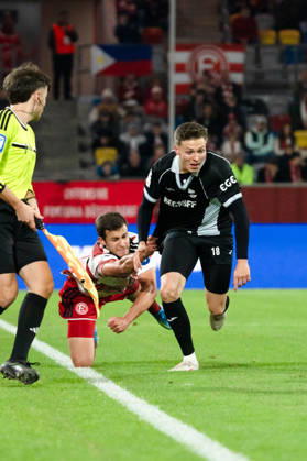 Deutschland: 3. Liga 2026 2027 Fortuna Düsseldorf vs. SC Verl 8. Spieltag 12.10.2026 Merkur Spiel-Arena (Nordrhein-Westfalen) Tim Oberdorf (Fortuna Dusseldorf, 15) Fabian Wessig (SC Verl, 18) Zweikampf Duell Copyright: xCelinaxLeiersx