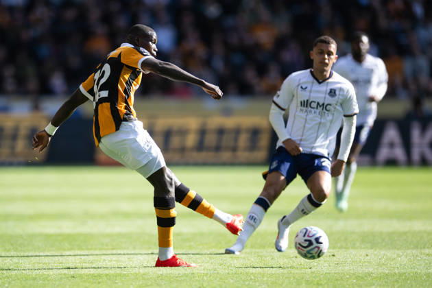 Hull City v Everton Premier League Nobel Mendy of Hull City with a pass ahead of Brennan Johnson of Everton during the Premier League match between Hull City and Everton at the MKM Stadium, Hull. 11 10 2026 UK Newspapers OUT Copyright: xMattxWilkinsonx FIL-24041-0242