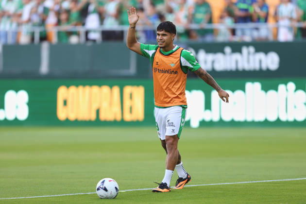 Real Betis and CA Osasuna - LaLiga EA Sports SEVILLA, SPAIN - OCTOBER 11: Cucho Hernandez of Real Betis warms up prior the LaLiga EA Sports 2026 27 match between Real Betis and CA Osasuna at La Cartuja Stadium on October 11, 2026 in Sevilla, Spain. (Photo by Rafael Roman Photo Players Images Magara Press) Sevilla La Cartuja Stadium Spain Copyright: xRafaelxRomanx