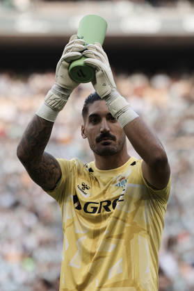Real Betis and CA Osasuna - LaLiga EA Sports SEVILLA, SPAIN - OCTOBER 11: Alvaro Valles Goalkeeper of Real Betis Balompie lifts the trophy after winning the best goalkeeper of the month during the LaLiga EA Sports 2026 27 match between Real Betis and CA Osasuna at La Cartuja Stadium on October 11, 2026 in Sevilla, Spain. (Photo by Rafael Roman Photo Players Images Magara Press) Sevilla La Cartuja Stadium Spain Copyright: xRafaelxRomanx