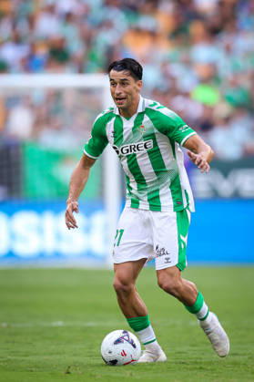 Real Betis and CA Osasuna - LaLiga EA Sports SEVILLA, SPAIN - OCTOBER 11: Marc Roca of Real Betis runs with the ball during the LaLiga EA Sports 2026 27 match between Real Betis and CA Osasuna at La Cartuja Stadium on October 11, 2026 in Sevilla, Spain. (Photo by Rafael Roman Photo Players Images Magara Press) Sevilla La Cartuja Stadium Spain Copyright: xRafaelxRomanx