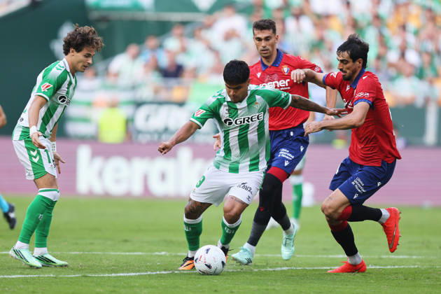 Real Betis and CA Osasuna - LaLiga EA Sports SEVILLA, SPAIN - OCTOBER 11: Cucho Hernandez of Real Betis competes for the ball during the LaLiga EA Sports 2026 27 match between Real Betis and CA Osasuna at La Cartuja Stadium on October 11, 2026 in Sevilla, Spain. (Photo by Rafael Roman Photo Players Images Magara Press) Sevilla La Cartuja Stadium Spain Copyright: xRafaelxRomanx
