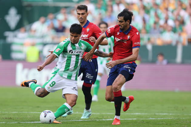 Real Betis and CA Osasuna - LaLiga EA Sports SEVILLA, SPAIN - OCTOBER 11: Cucho Hernandez of Real Betis competes for the ball during the LaLiga EA Sports 2026 27 match between Real Betis and CA Osasuna at La Cartuja Stadium on October 11, 2026 in Sevilla, Spain. (Photo by Rafael Roman Photo Players Images Magara Press) Sevilla La Cartuja Stadium Spain Copyright: xRafaelxRomanx