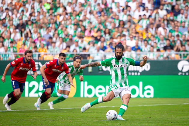 Real Betis and CA Osasuna - LaLiga EA Sports SEVILLA, SPAIN - OCTOBER 11: Francisco Alarcon Isco of Real Betis shooting to goal during the LaLiga EA Sports 2026 27 match between Real Betis and CA Osasuna at La Cartuja Stadium on October 11, 2026 in Sevilla, Spain. (Photo by Rafael Roman Photo Players Images Magara Press) Sevilla La Cartuja Stadium Spain Copyright: xRafaelxRomanx
