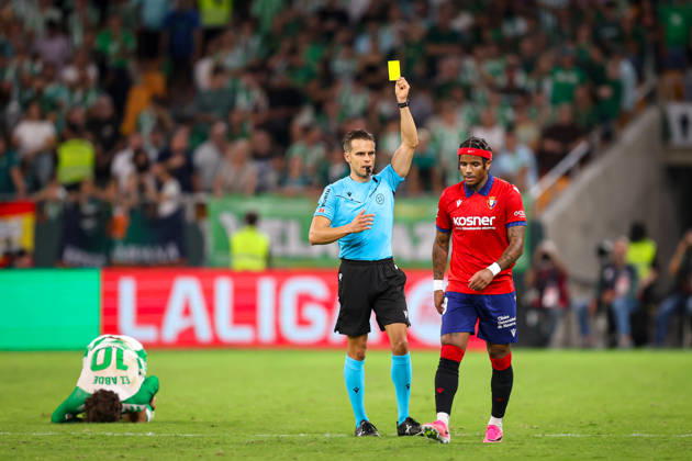 Real Betis and CA Osasuna - LaLiga EA Sports SEVILLA, SPAIN - OCTOBER 11: Valentin Rosier of CA Osasuna see the yellow card during the LaLiga EA Sports 2026 27 match between Real Betis and CA Osasuna at La Cartuja Stadium on October 11, 2026 in Sevilla, Spain. (Photo by Rafael Roman Photo Players Images Magara Press) Sevilla La Cartuja Stadium Spain Copyright: xRafaelxRomanx