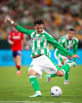 Real Betis and CA Osasuna - LaLiga EA Sports SEVILLA, SPAIN - OCTOBER 11: Troy Parrott of Real Betis Balompie passes the ball during the LaLiga EA Sports 2026 27 match between Real Betis and CA Osasuna at La Cartuja Stadium on October 11, 2026 in Sevilla, Spain. (Photo by Rafael Roman Photo Players Images Magara Press) Sevilla La Cartuja Stadium Spain Copyright: xRafaelxRomanx