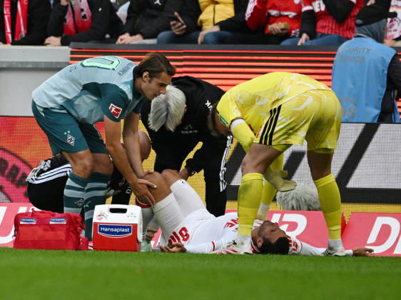 11.10.2026, xophax, Fussball 1.Bundesliga, 1.FC Koeln - Borussia Mönchengladbach . Ellyes Skhiri ( 1.FC Köln ) verletzt am Boden . Florian Neuhaus , links ( Bor.Mönchengladbach ) und Marvin Schwäbe , rechts ( 1.FC Köln ) Koeln